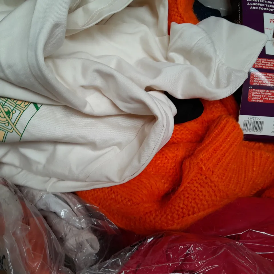 BOX OF APPROXIMATELY 20 ASSORTED CLOTHING AND FASHION ITEMS IN VARIOUS STYLES, SIZES, AND COLOURS - COLLECTION ONLY