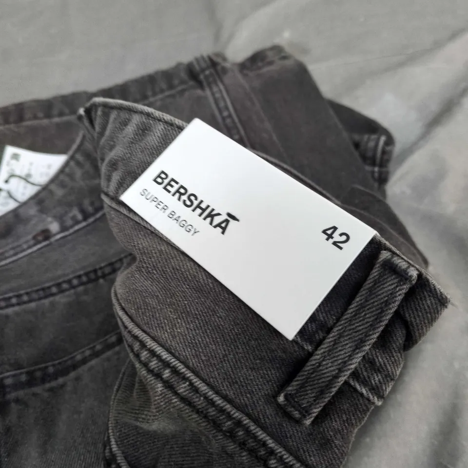 BERSHKA SUPER BAGGY JEANS – DARK WASH DENIM, EU 42