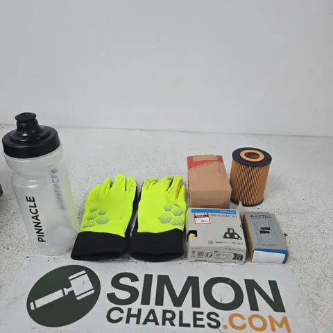 APPROXIMATELY 20 ASSORTED ITEMS INCLUDING A PINNACLE WATER BOTTLE, SOME GLOVES AND SHIMANO SPD-SL CLEAT SET