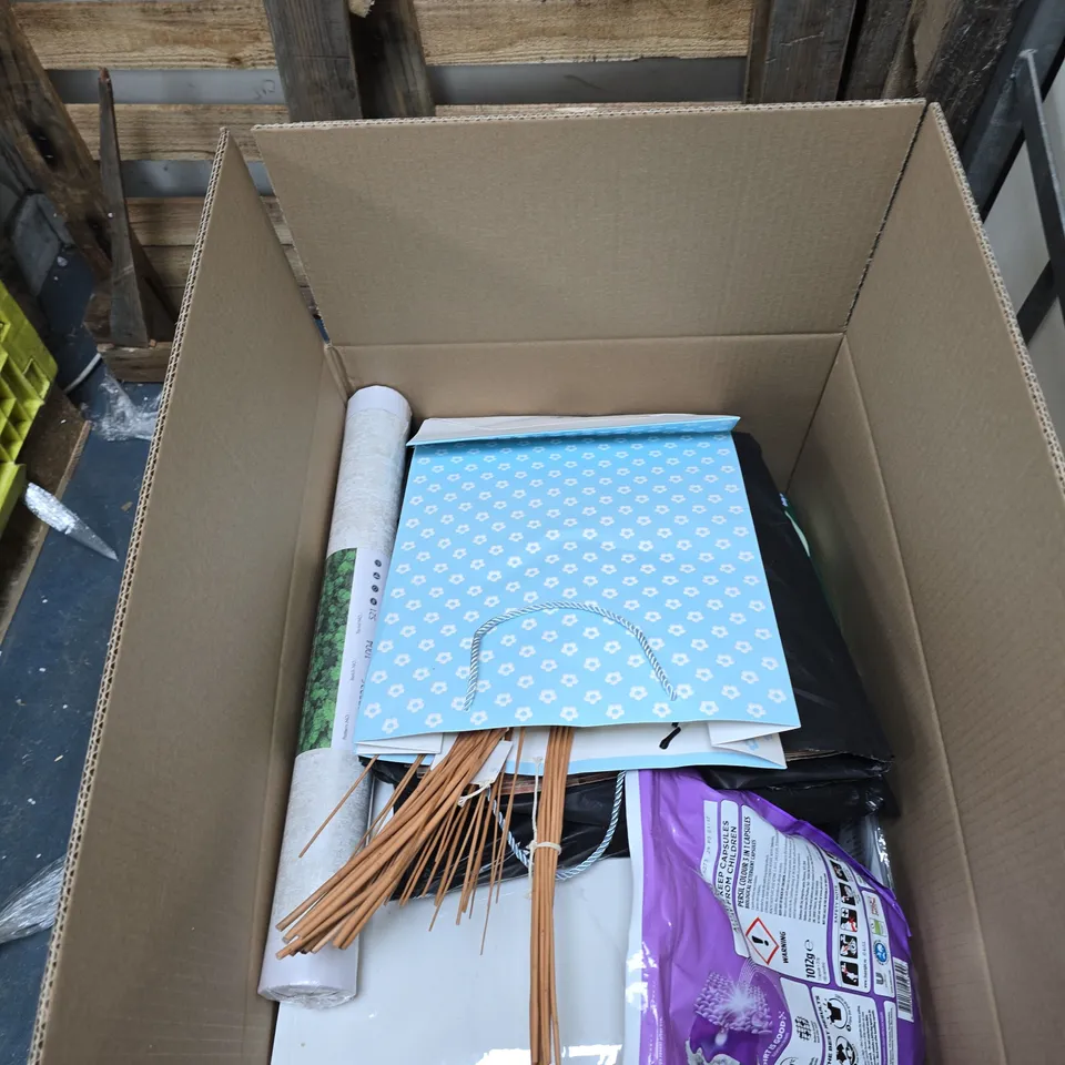 BOX OF APPROXIMATELY 25 ASSORTED HOUSEHOLD ITEMS, INCLUDING LAUNDRY TABLETS, WALLPAPER AND CHRISTMAS BEDDING