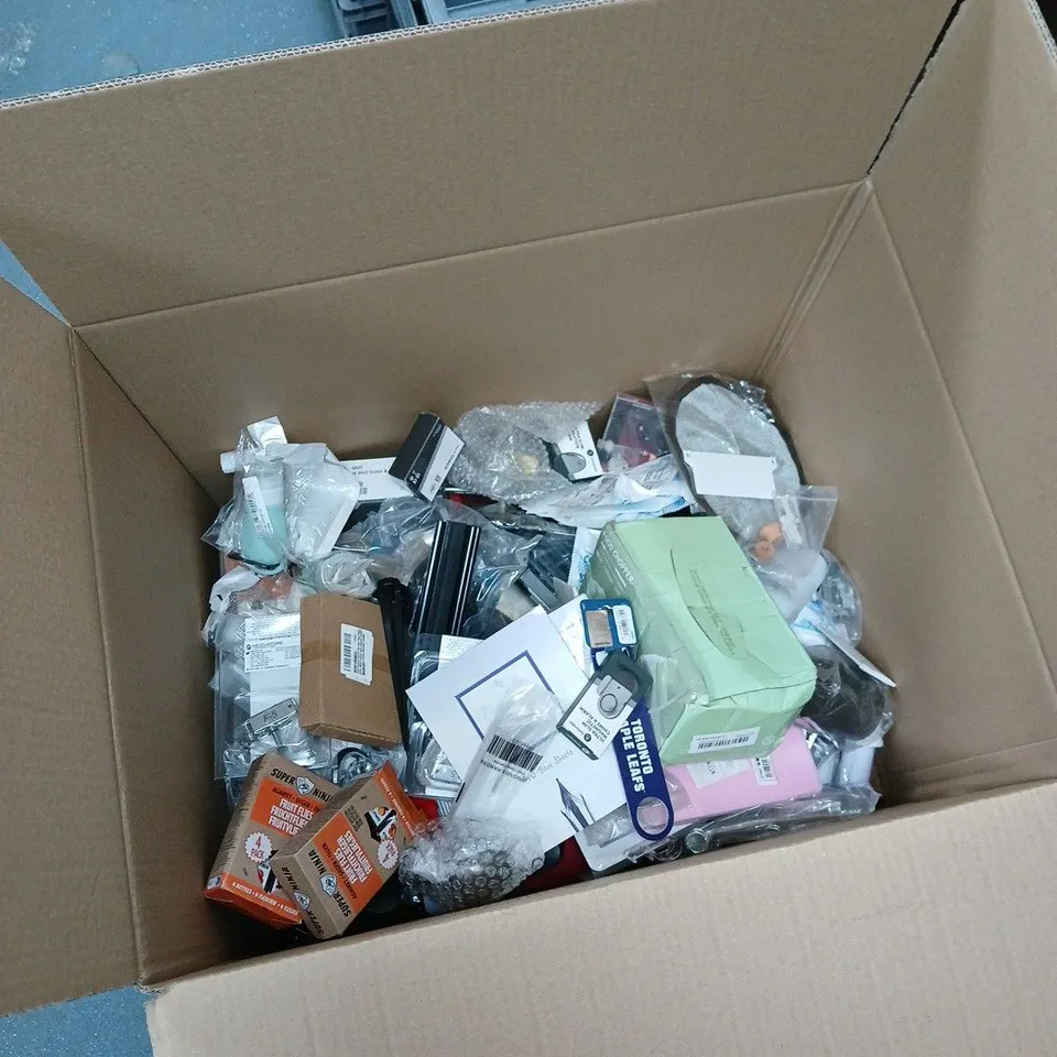 ASSORTED GARDEN & HOUSEHOLD ITEMS – MIXED LOT (ROUNDUP WEED KILLER, POTTING SOIL KIT, SMALL TOOLS & ACCESSORIES) BOX OF RANDOM ITEMS LARGE QUANTITY .