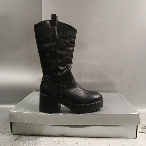 BOXED PAIR OF KOI WINTU LONG CHUNKY WESTERN BOOTS IN VINTAGE BLACK SIZE UK 7