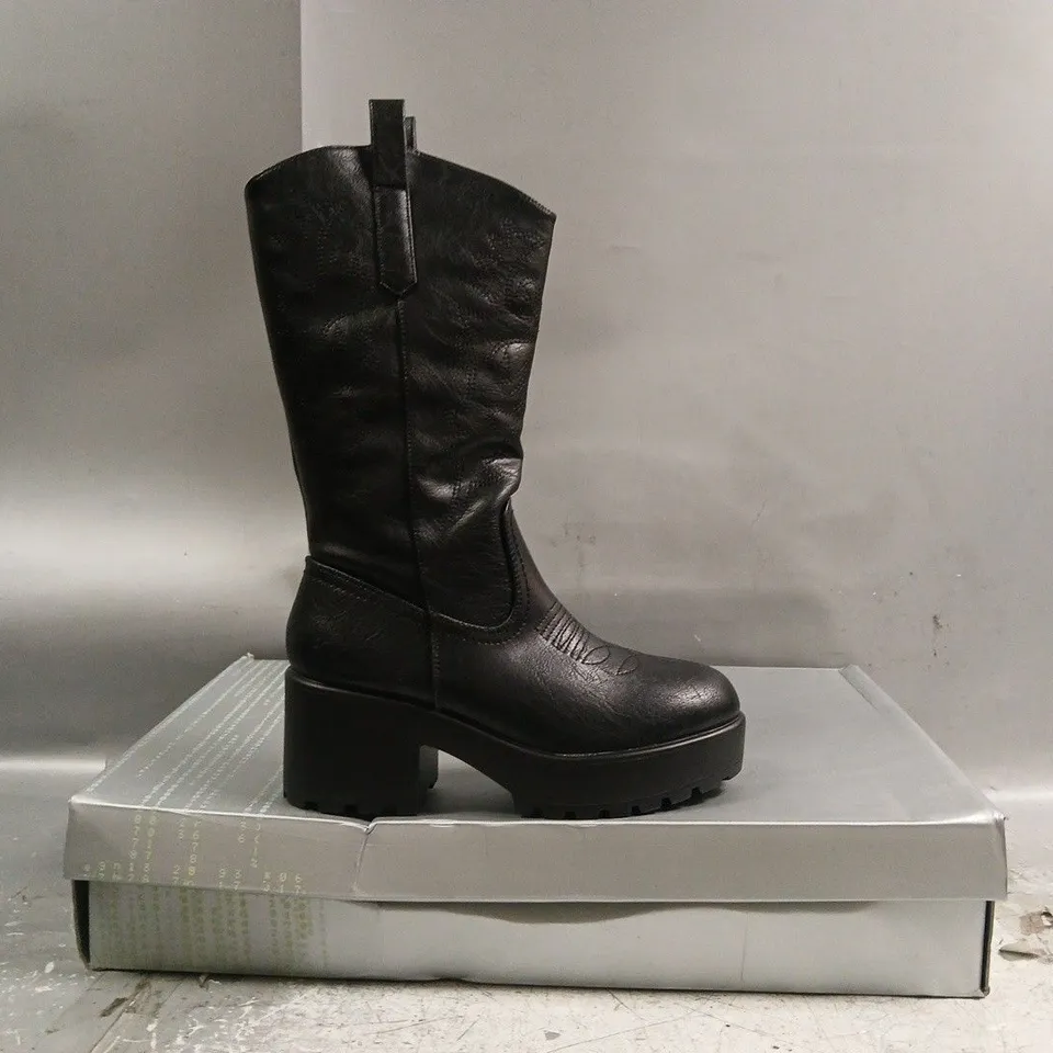 BOXED PAIR OF KOI WINTU LONG CHUNKY WESTERN BOOTS IN VINTAGE BLACK SIZE UK 7