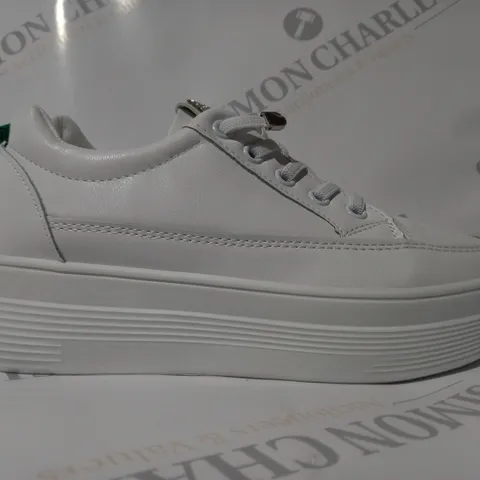 PAIR OF DESIGNER SHOES IN WHITE W. JEWEL EFFECT EU SIZE 37