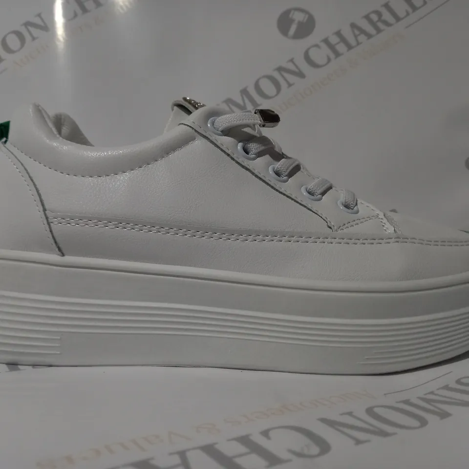 PAIR OF DESIGNER SHOES IN WHITE W. JEWEL EFFECT EU SIZE 37