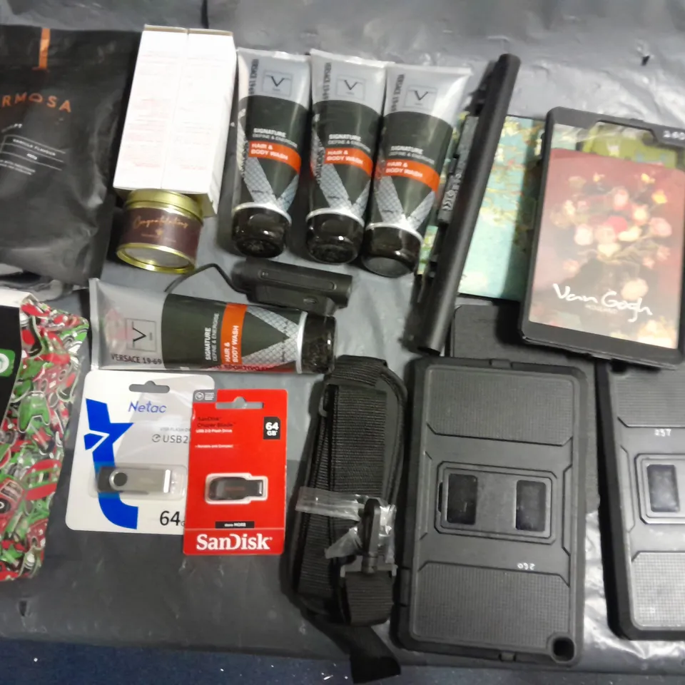 LOT OF ASSORTED ITEMS TO INCLUDE SANDISK FLASH DRIVE BODY WASHES, TABLET CASES AND HORSE ORNAMENT