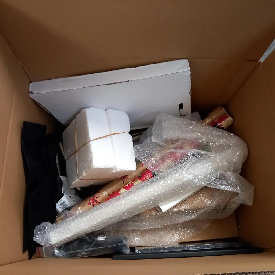 LARGE BOX OF APPROXIMATELY 20 ASSORTED HOUSEHOLD ITEMS TO INCLUDE: CHRISTMAS WRAPPING PAPER, CHRISTMAS STORAGE BAG, 4-IN-1 CHOPPER