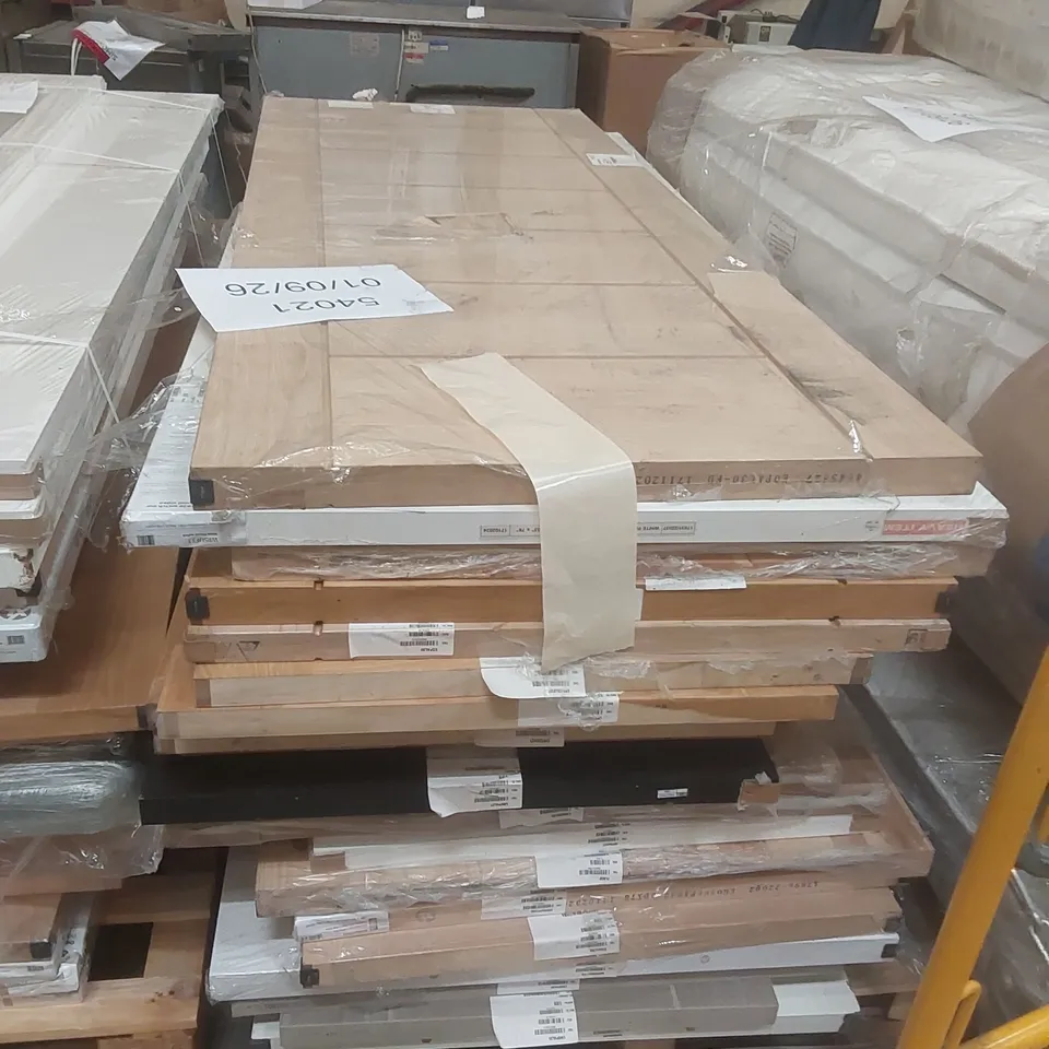 PALLET CONTAINING A VERY LARGE QUANTITY OF ASSORTED WOODEN INTERNAL DOORS