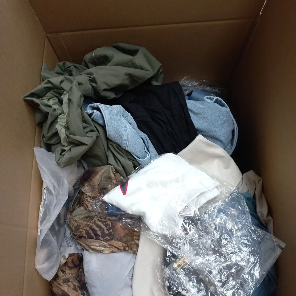 BOX OF APPROXIMATELY 25 ASSORTED CLOTHING ITEMS OF VARIOUS SIZES AND STYLES