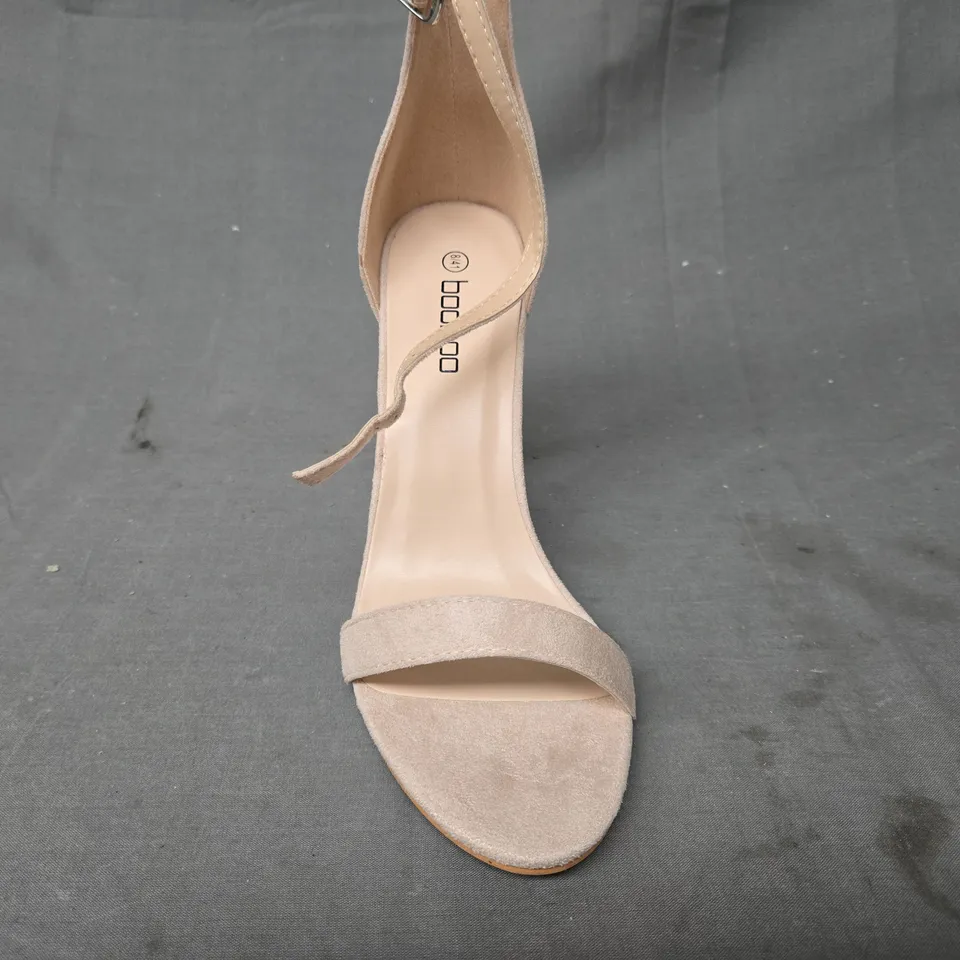 BOXED PAIR OF BOOHOO OPEN TOE STILETTO HEELS IN BLUSH SIZE 8