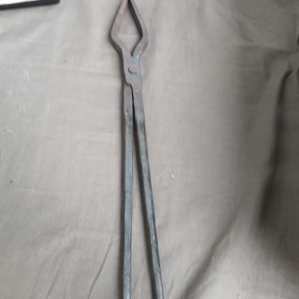 TOTE OF APPROXIMATELY 12 ASSORTED ITEMS TO INCLUDE : BLACKSMITH TONGS 