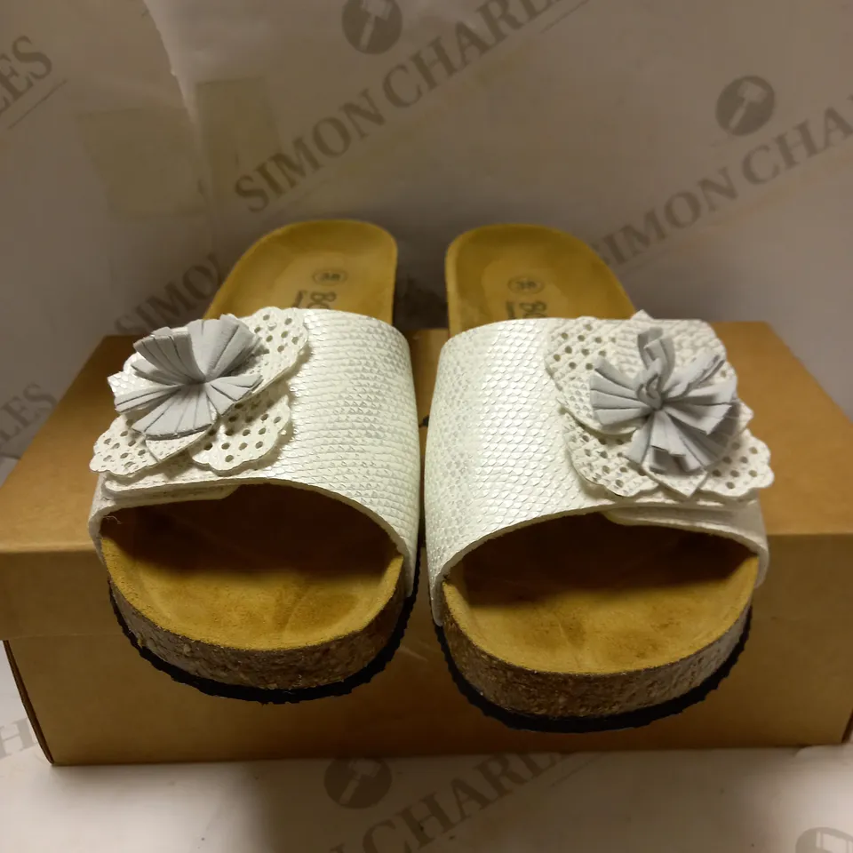 BONOVA WHITE FLOWER SANDALS - SIZE 5