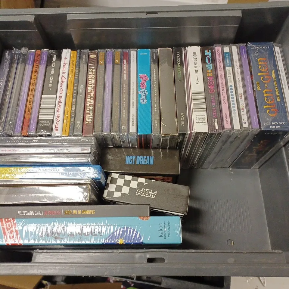 BOX TO CONTAIN APPROX. 50 X ASSORTED MUSIC CD'S & CASSETTES. ARTISTS VARY 