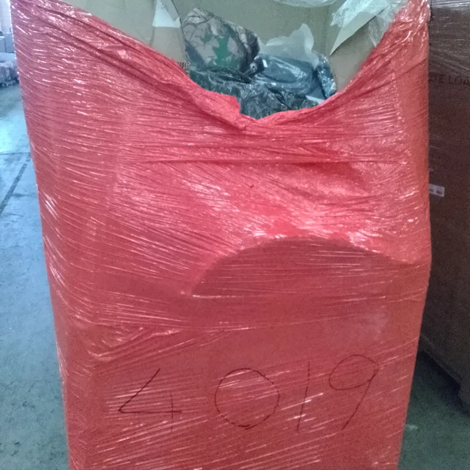 PALLET OF ASSORTED ITEMS INCLUDING PHOTO FRAME, SPORTS PLANNER, KIDS BACKPACK, CLOTHES STORAGE BAG, 9" SILVER CAKE BOARDS, THE PSYCHOLOGY OF MONEY BOOK