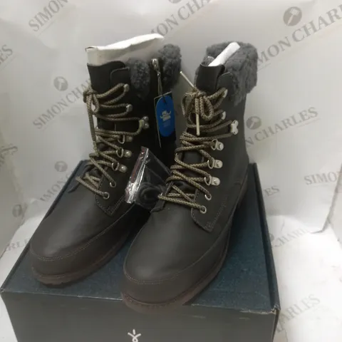 BOXED OKAB DARK GREY WATERPROOF BOOTS - SIZE 11