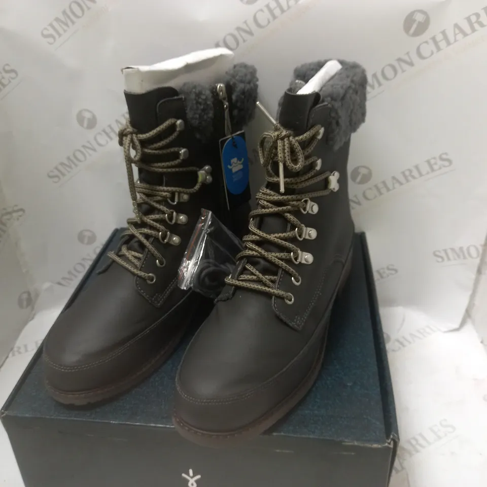 BOXED OKAB DARK GREY WATERPROOF BOOTS - SIZE 11