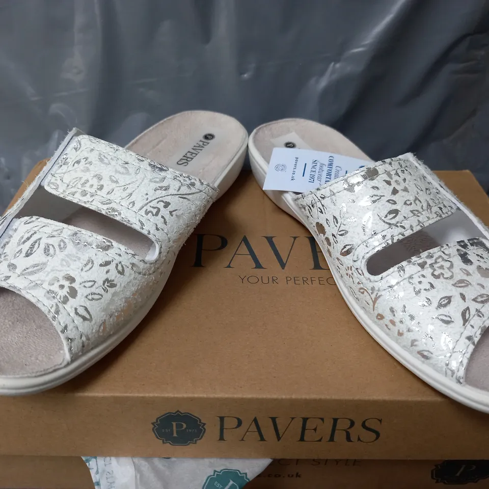 BOXED PAIR OF PAVERS OPEN TOE SANDALS IN FLORAL WHITE - SIZE 36