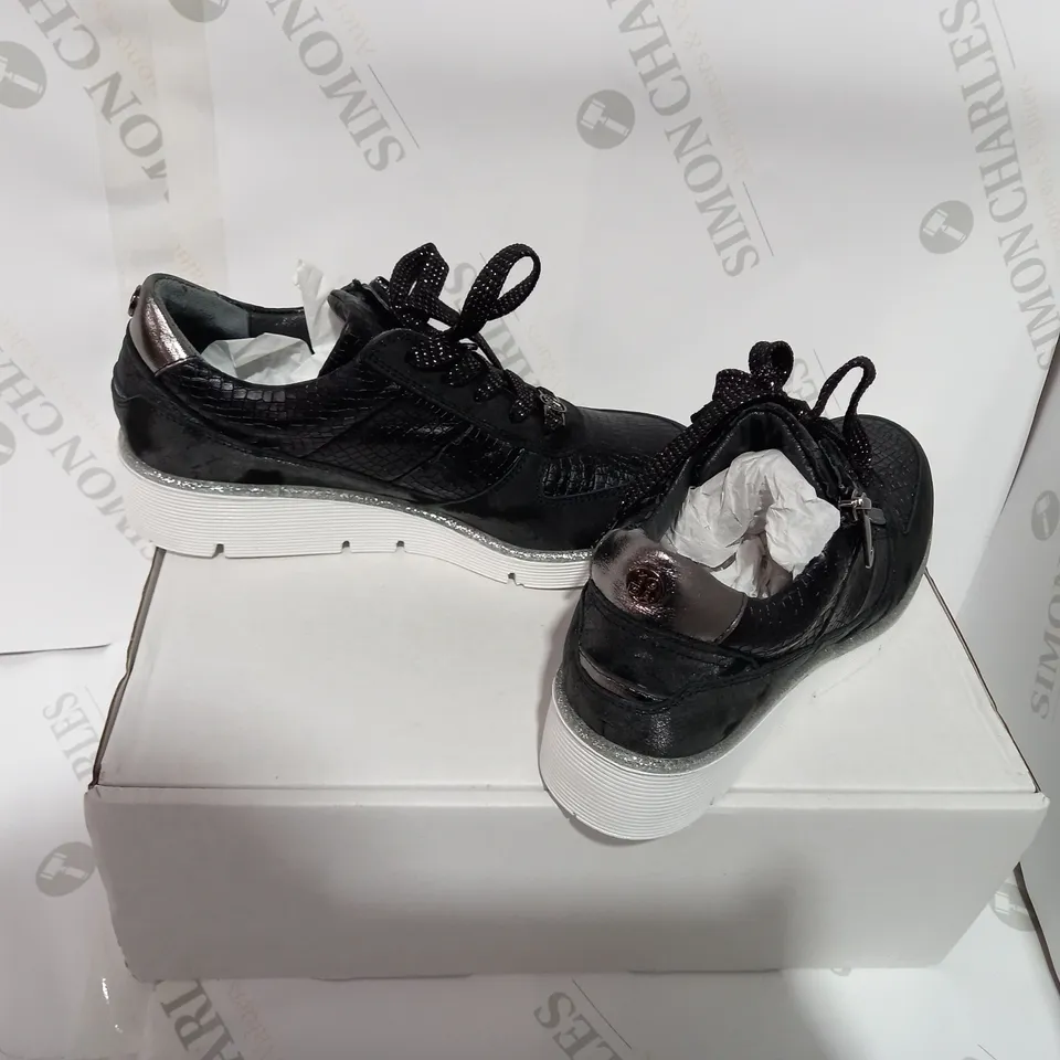 BOXED PAIR OF MODA BLACK SNAKE PRINT TRAINERS - SIZE 4