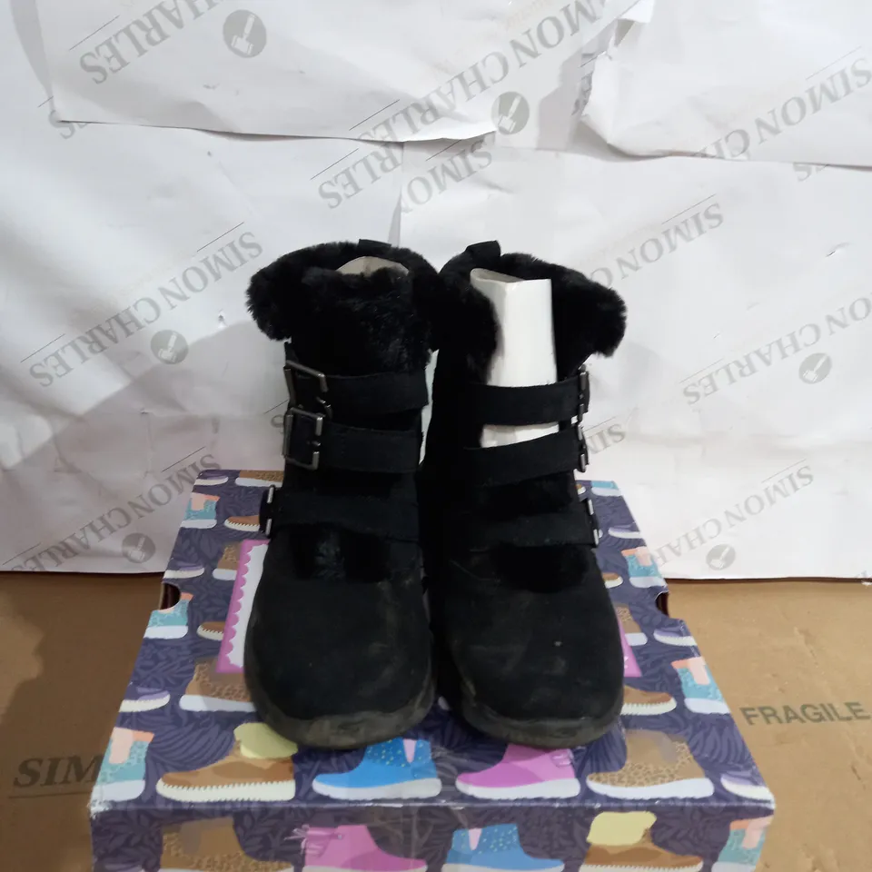 SKECHERS GO WALK BOOTS SIZE 7.5