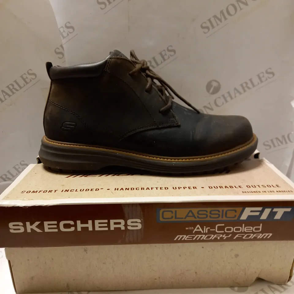 SKECHERS MEN'S CHOCOLATE LEATHER BOOTS - SIZE 7