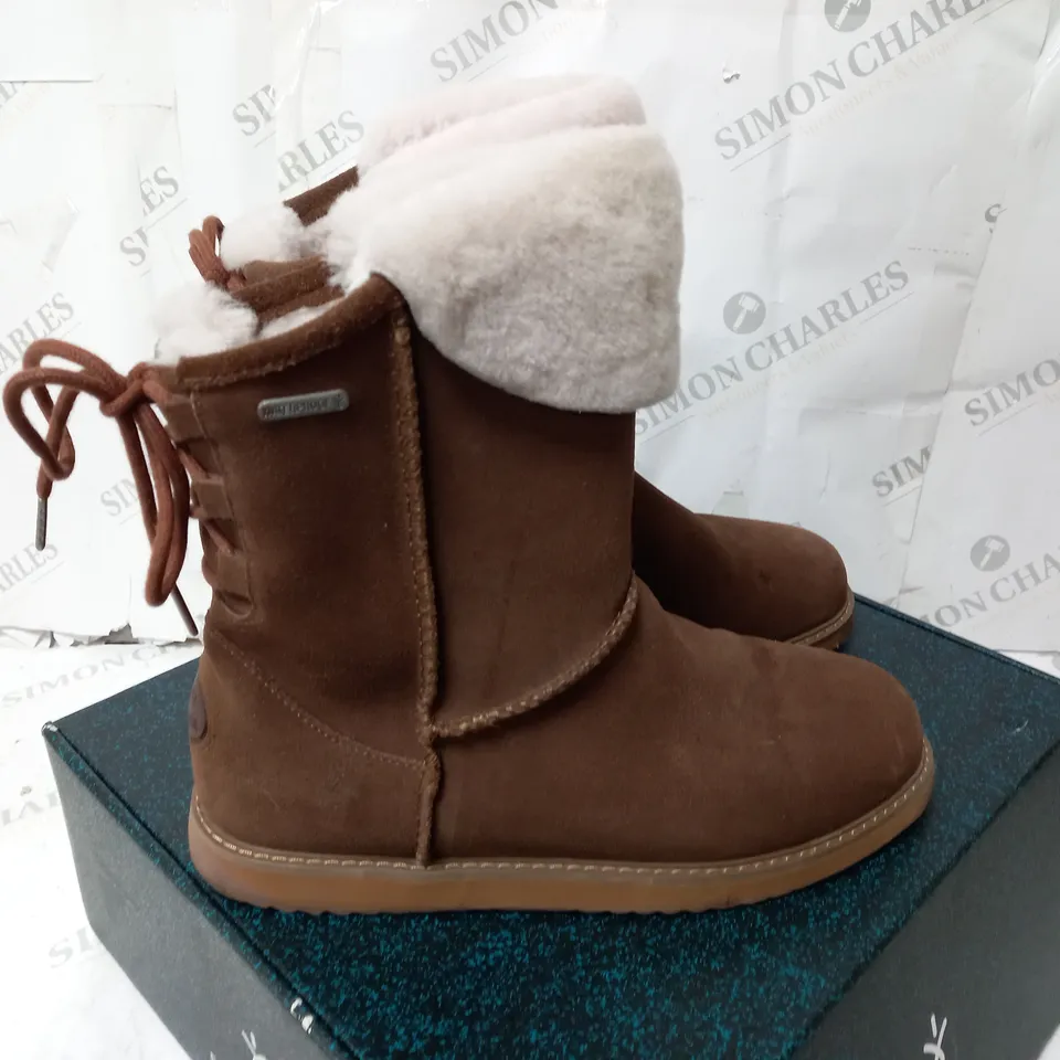 BOXED EMU AUSTRALIA BIRDWOOD BOOTS, OAK - SIZE 7