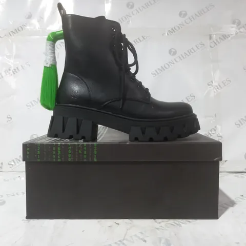 BRAND NEW BOXED PAIR OF KOI VEGAN LEATHER VITA THE INK OF FEAR HAIR BOOTS IN BLACK/GREEN UK SIZE 4