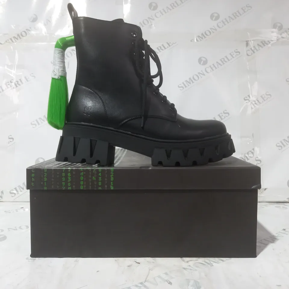 BRAND NEW BOXED PAIR OF KOI VEGAN LEATHER VITA THE INK OF FEAR HAIR BOOTS IN BLACK/GREEN UK SIZE 4