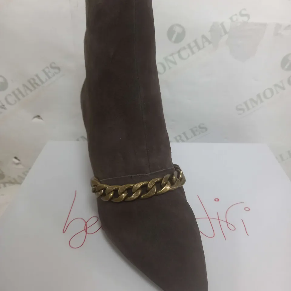 BEN DE LISI ANKLE BOOTS IN CHOCOLATE - SIZE 6