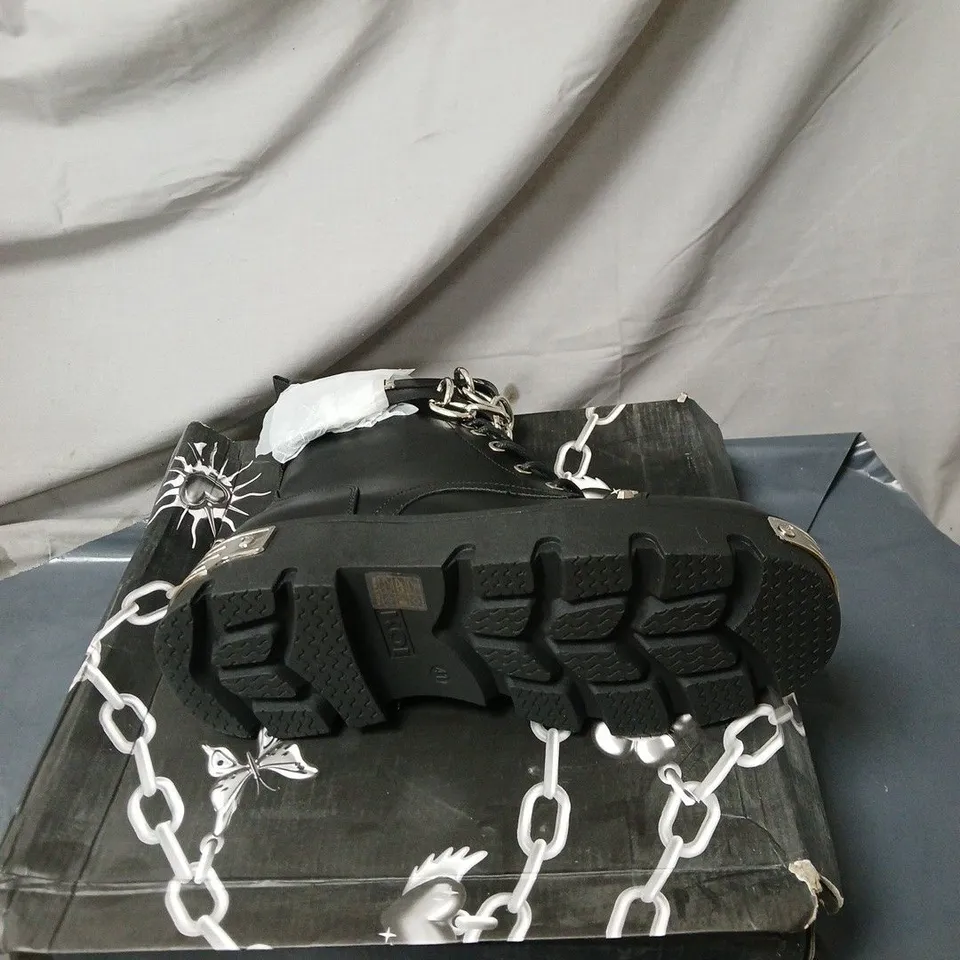 KOI SHACKLED SHADOWS HEAVY DUTY CHAIN BIKER BOOTS BOXED SIZED 41