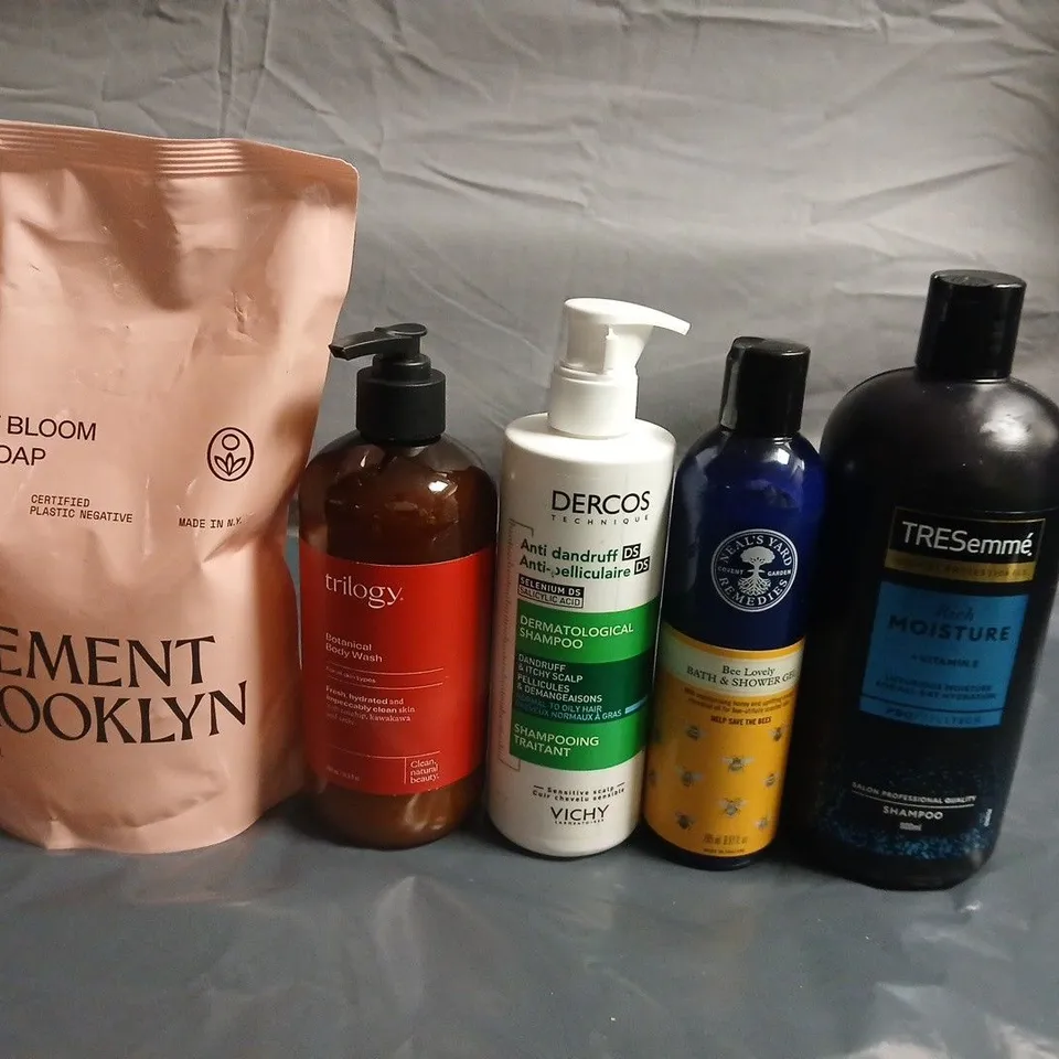 APPROXIMATELY 15 ASSORTED HEALTH & BEAUTY PRODUCTS TO INCLUDE NEALS YARD, SHAMPOO'S AND DERCOS 