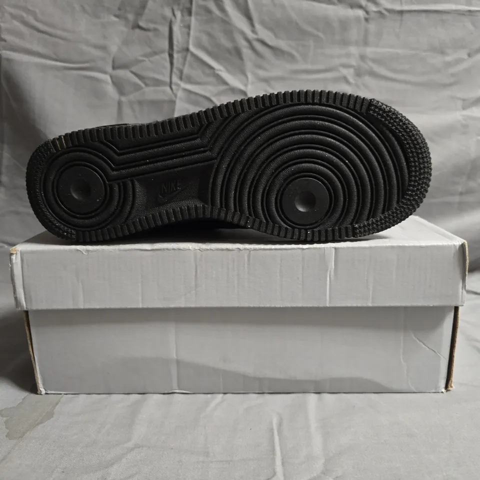 BOXED PAIR OF NIKE AIR FORCE 1 LV8 GS SHOES IN BLACK/RED SIZE UK 6