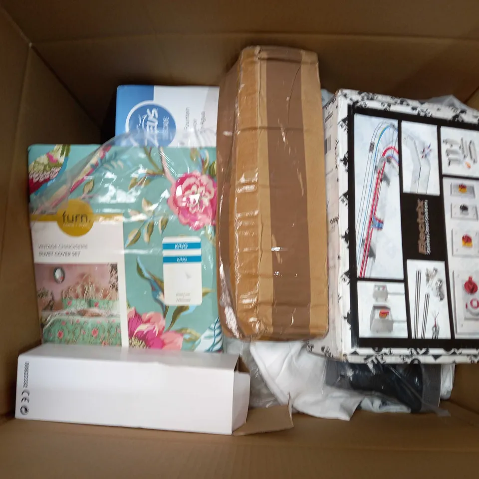 LOT OF APPROXIMATELY 30 ITEMS TO INCLUDE ZEUS CASCADE DOG DRINKING FOUNTAIN, CUSTOM METAL BOTTLE, ORAIMO COMPACT 2A FAST CHARGER, ETC