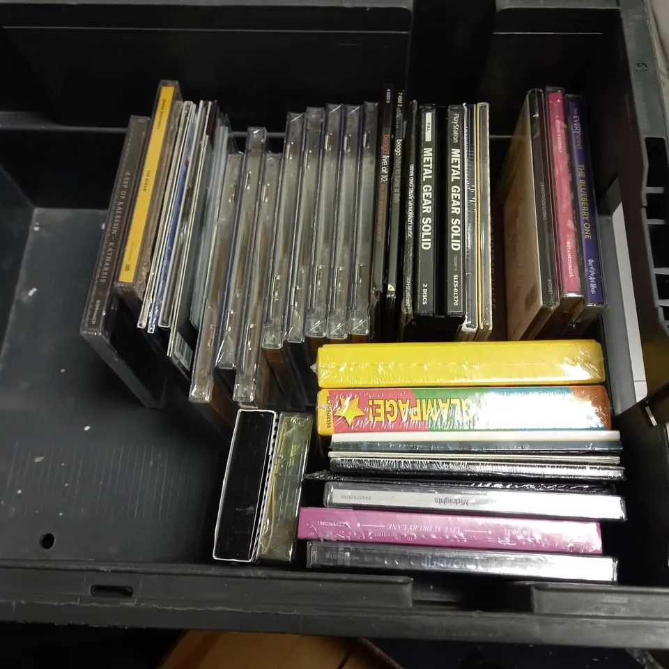 LOT OF APPROXIMATELY 34 ASSORTED CDS, CASSETTES AND GAMES TO INCLUDE, JONAS BROTHERS THE ALBUM, METAL GEAR SOLID (PS1), KEEP OF KALESSIN KATHARSIS, ETC
