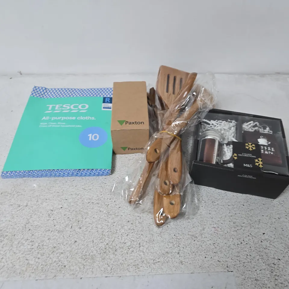 APPROXIMATELY 15 ASSORTED HOUSEHOLD ITEMS TO INCLUDE M&S GLASS DECORATIONS, WOODEN SPOONS, ALL PURPOSE CLOTHS, ETC