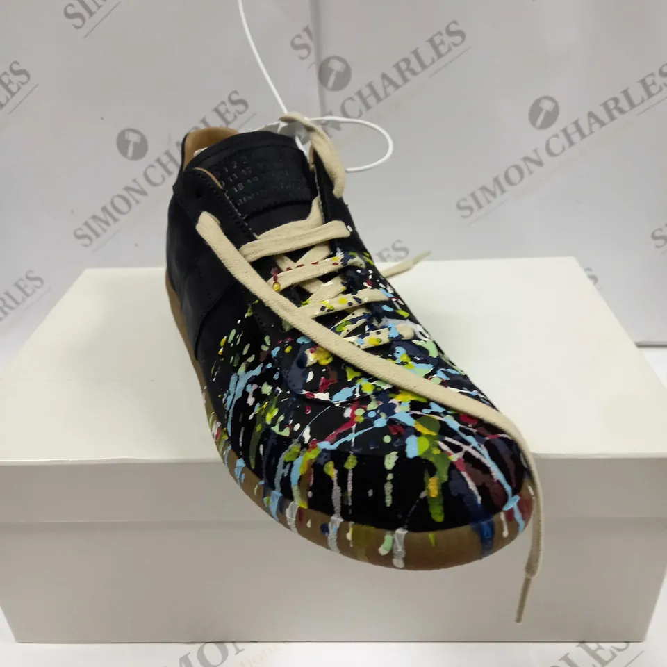 BOXED PAIR OF HERVIA MAISON MARGIELA SHOES UK SIZE 9 