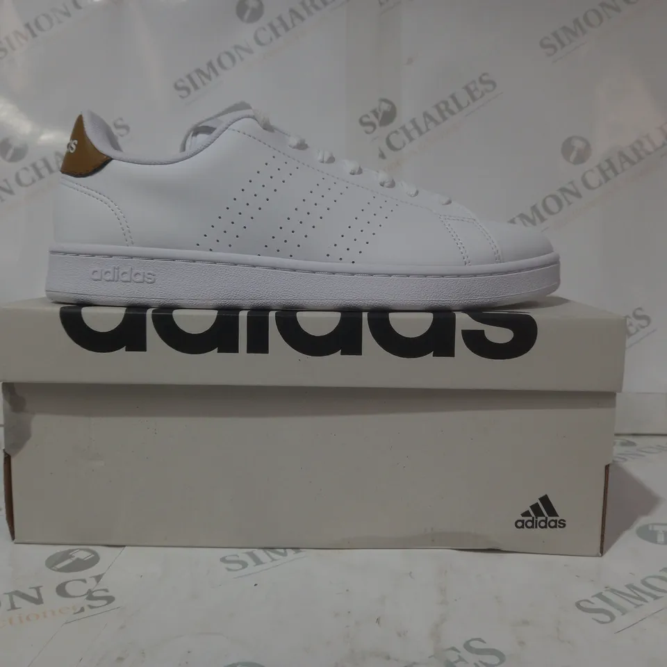 BOXED PAIR OF ADIDAS ADVANTAGE SHOES IN WHITE UK SIZE 7.5