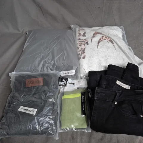 APPROXIMATELY 25 ASSORTED CLOTHING ITEMS IN VARIOUS SIZES, STYLES & COLOURS TO INCLUDE BRANDS SUCH AS FASHION, M&S, PUMA, ETC - COLLECTION ONLY