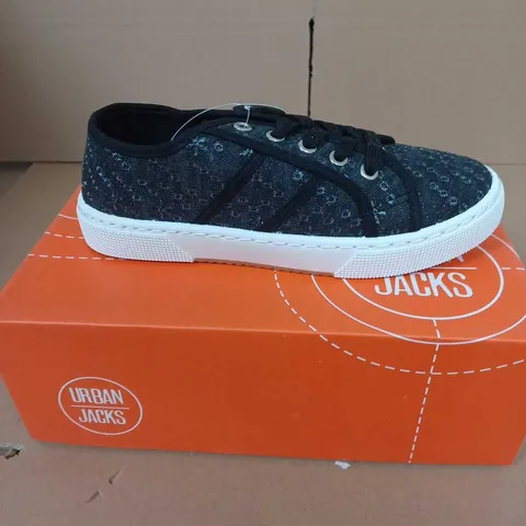 BOXED PAIR OF URBAN JACKS PALM SPRINGS TRAINERS IN BLACK - 5