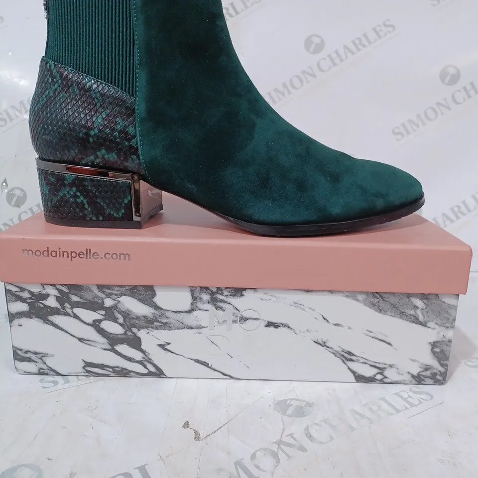 BOXED PAIR OF MODA IN PELLE LILITH SUEDE ANKLE BOOTS IN GREEN SIZE 9