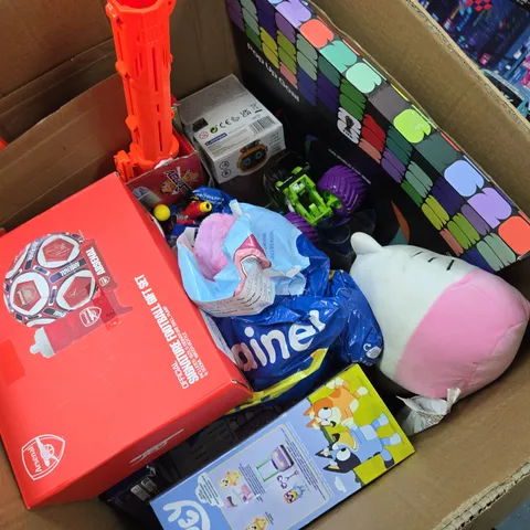 APPROXIMATELY 12 ASSORTED TOYS & GAMES PRODUCTS TO INCLUDE FIFA WORLD CUP MINI GOAL, ARSENAL BALL SET, CHAT MATES BLUEY, ETC