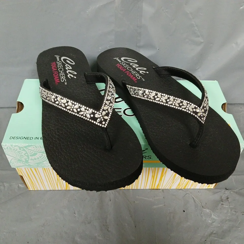 BOXED PAIR OF CALI SKECHERS FLIP FLOPS IN BLACK - UK SIZE 6