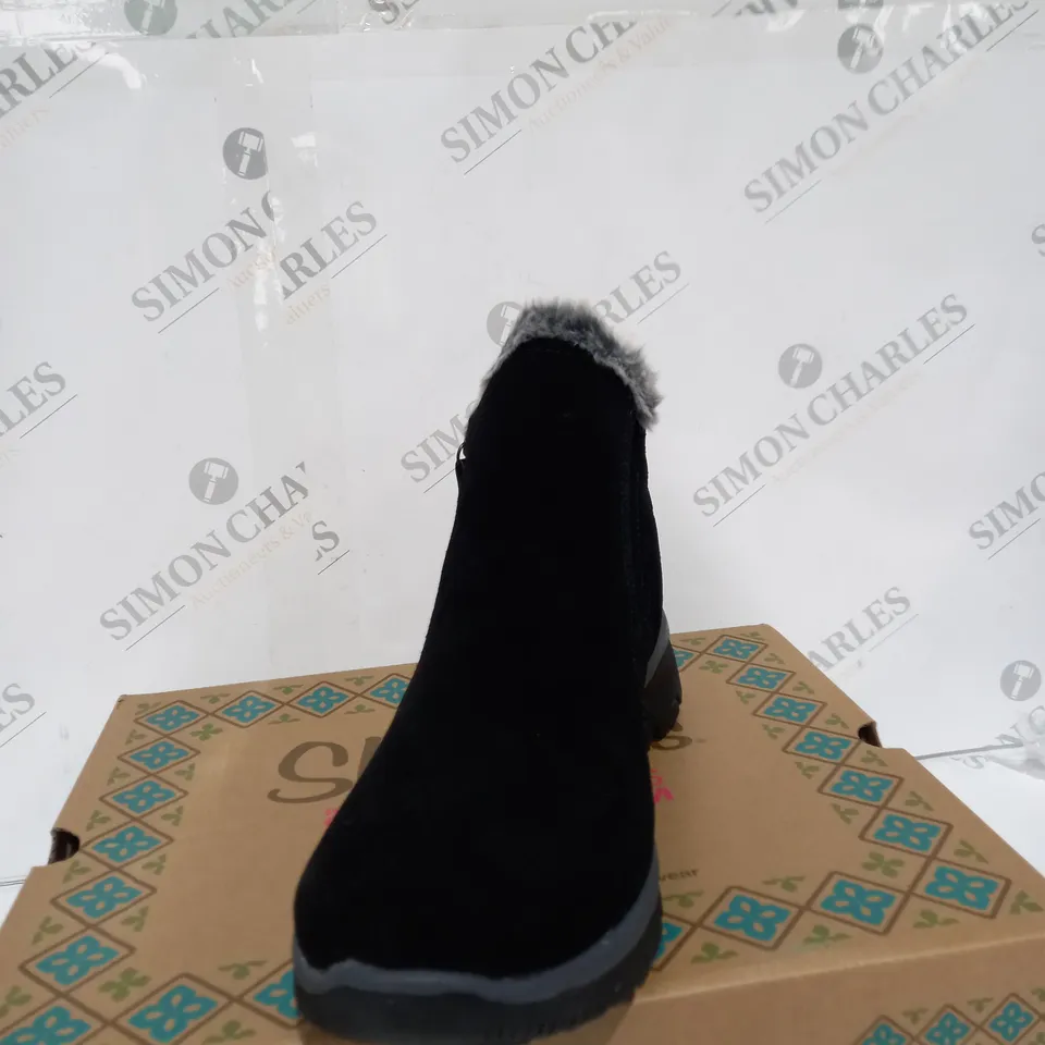 SKETCHERS HIGH ZIP BOOT BLACK SIZE 5 1/2 - BOXED