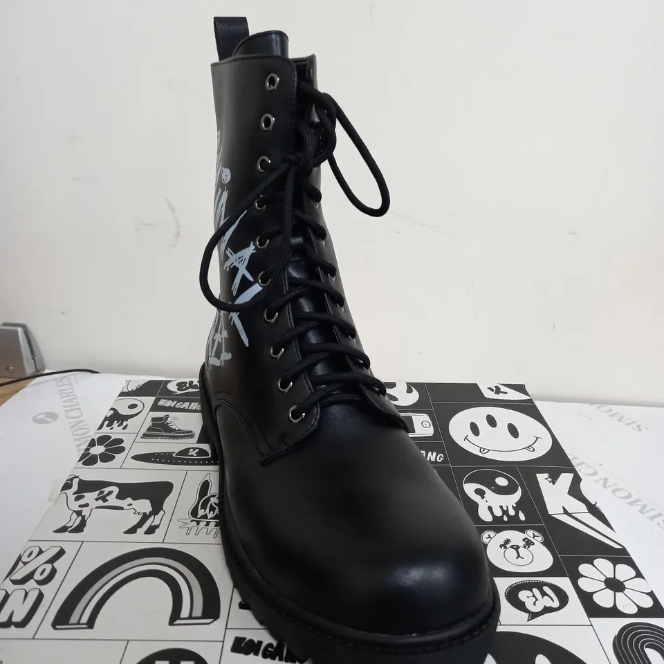 BOXED PAIR OF KOI ANIMAL FREE MENS MILITARY BOOTS BLACK - UK7