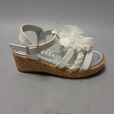 PAIR OF CHILDRENS SANDLES IN SIZE 8