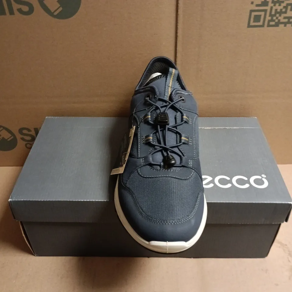 BOXED PAIR OF ECCO EXOSTRIDE MEN'S GTX NAVY TRAINERS - 7.5