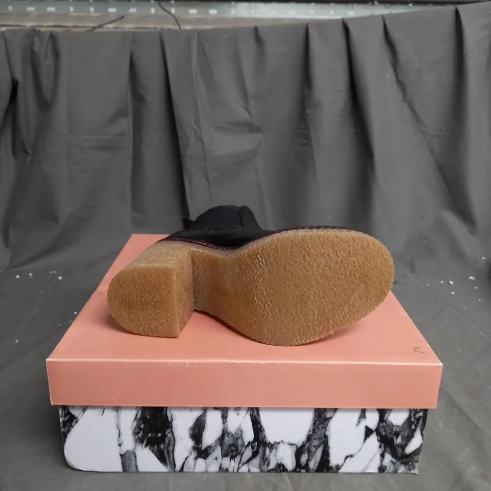 BOXED PAIR OF MODA IN PELLE BREEANNA HEELED BOOT SIZE 3