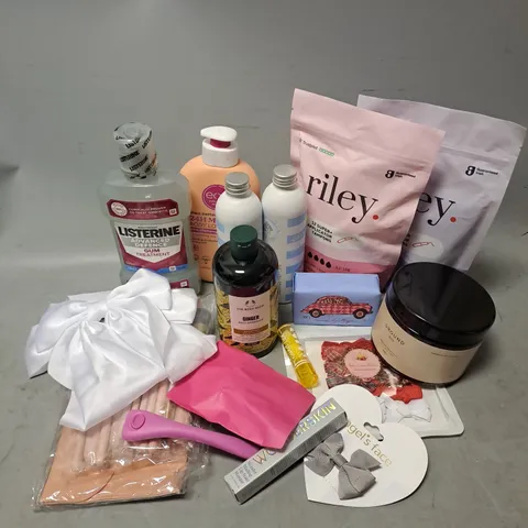 APPROXIMATELY 20 ASSORTED COSMETIC ITEMS TO INCLUDE - GROUND CLEANSING CLAY FACE & BODY MASK - ESTRID RAZOR - RILEY TAMPONS - ETC