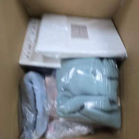LARGE BOX OF ASSORTED BEDDING ITEMS TO INCLUDE BEDDING AND FITTED SHEETS