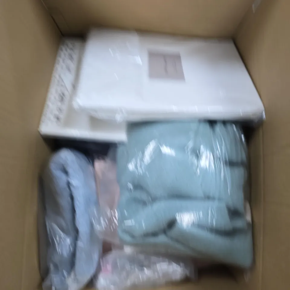 LARGE BOX OF ASSORTED BEDDING ITEMS TO INCLUDE BEDDING AND FITTED SHEETS