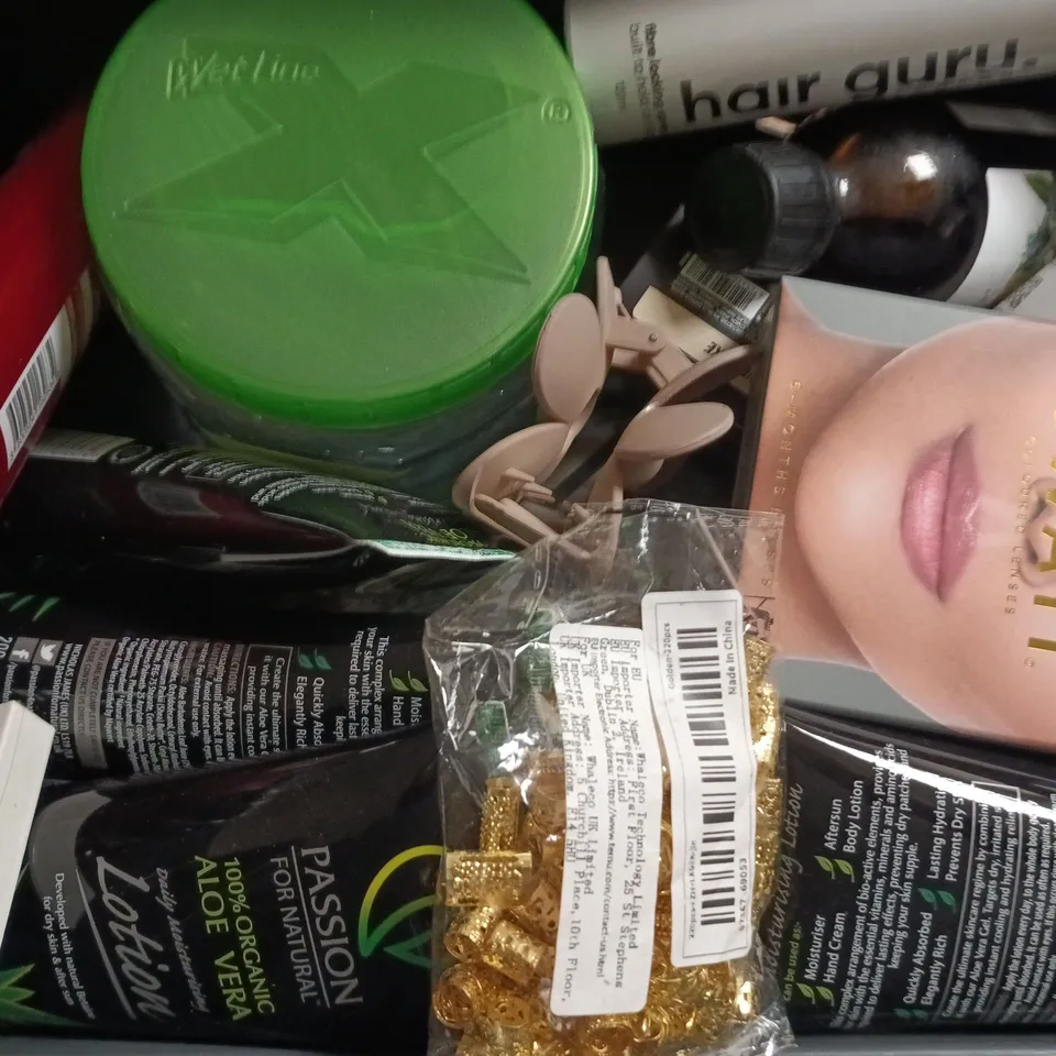 APPROXIMATELY 15 ASSORTED COSMETIC ITEMS TO INCLUDE GILLETTE, L'ORÉAL, ETC - COLLECTION ONLY